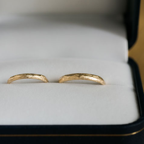 K18イエローゴールドの結婚指輪 リングケースに入れたK18イエローゴールドの結婚指輪を正面から見たペアショット。