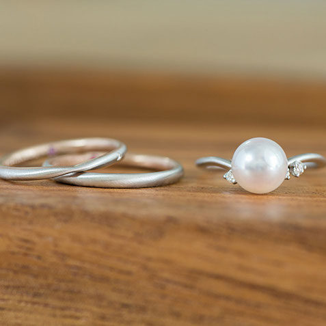 結婚指輪と婚約指輪 3本セット 3本を並べて撮影した写真。