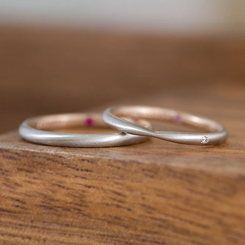 プラチナ950とK18ピンクゴールドの結婚指輪 メンズリングとレディースリングのアップ写真。