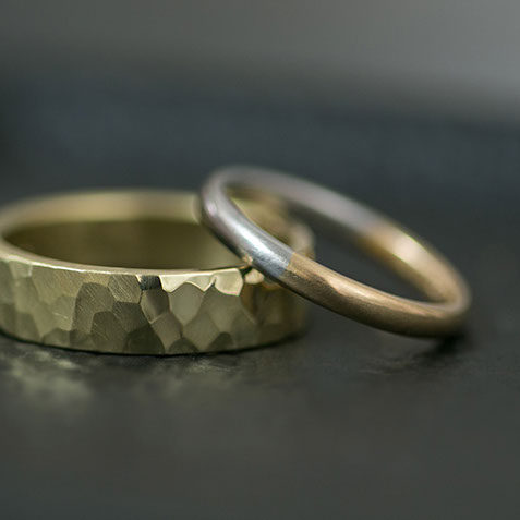プラチナ950の結婚指輪 リングケースに入れたレディースリングのアップ写真。