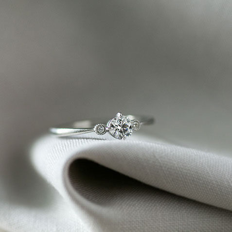 プラチナ950の婚約指輪 プラチナ950を使用した婚約指輪。カヨフのサンプルリング「ガーベラ」と同じデザイン。