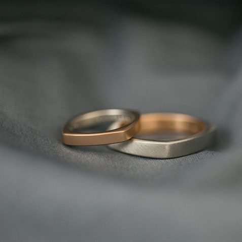 プラチナ950とK18ピンクゴールドの結婚指輪 プラチナ950とK18ピンクゴールドの2素材を使用した結婚指輪のペアショット。