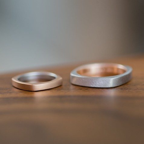 プラチナ950とK18ピンクゴールドの結婚指輪 四角い形状が個性的なプラチナ950とK18ピンクゴールドの結婚指輪