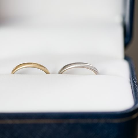 プラチナ950とK18イエローゴールドを使用した結婚指輪 リングケースに並ぶ結婚指輪を正面から見ると素材は違うもののお揃い感が伝わります。