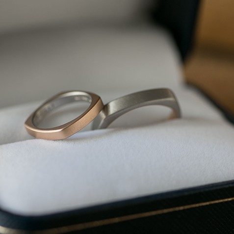 プラチナ950とK18ピンクゴールドの結婚指輪 ジュエリーケースに納めたプラチナ950とK18ピンクゴールドを使用した四角い結婚指輪