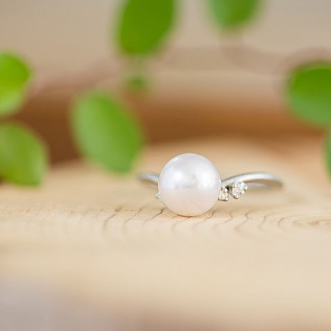 プラチナ950の婚約指輪 婚約指輪を斜め横から撮影した写真。