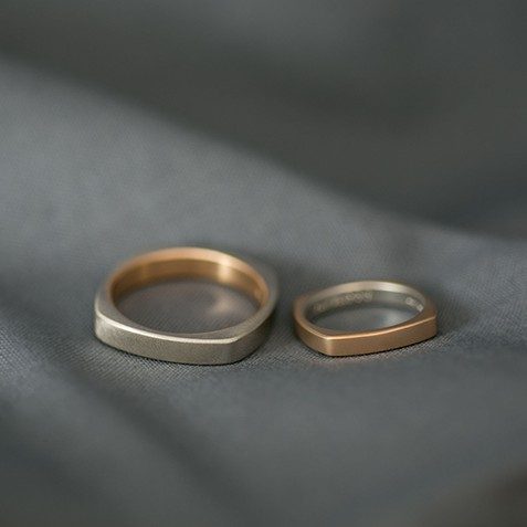 プラチナ950とK18ピンクゴールドの結婚指輪 プラチナ950とK18ピンクゴールドの2素材を使用した結婚指輪を上の角度から撮影したペアショット。