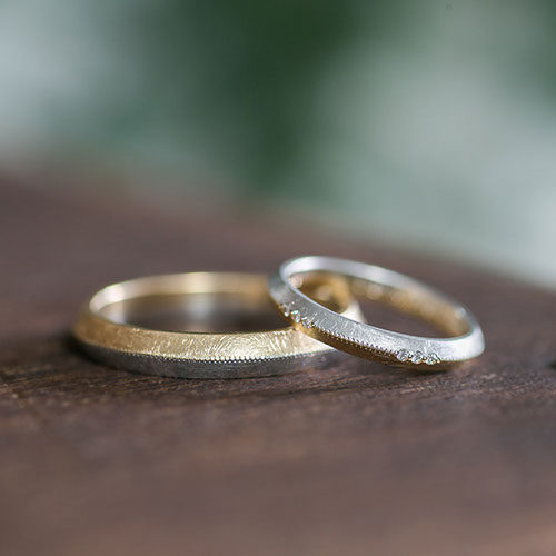プラチナ950とK18イエローゴールドの結婚指輪 コンビネーションの結婚指輪。プラチナ950とK18イエローゴールドをしようし、表面にはダイヤモンド加工を施しました。