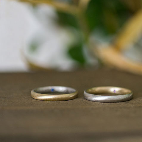 プラチナ950とK18イエローゴールドの結婚指輪 プラチナ950とK18イエローゴールドのコンビネーションでおつくりした結婚指輪を並べて見ました