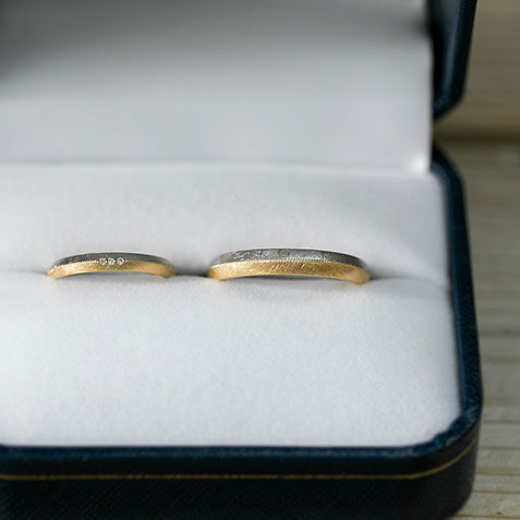 プラチナ950とK18イエローゴールドの結婚指輪 リングケースに納めたコンビネーションの結婚指輪。プラチナ950とK18イエローゴールドを使用し、表面にはダイヤモンド加工を施しました。