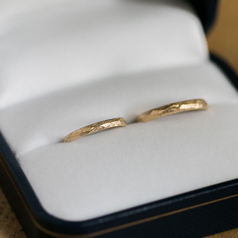 K18イエローゴールドの結婚指輪 リングケースに入れたK18イエローゴールドの結婚指輪を斜めの角度から見たペアショット。
