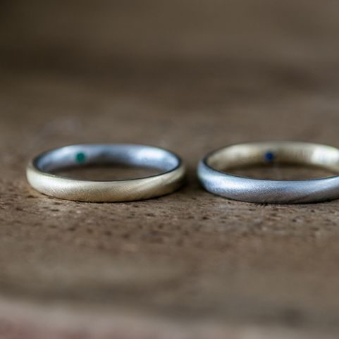 プラチナ950とK18イエローゴールドを使用した結婚指輪 少し暗めの場所で撮影するとかっこいい印象の結婚指輪になります