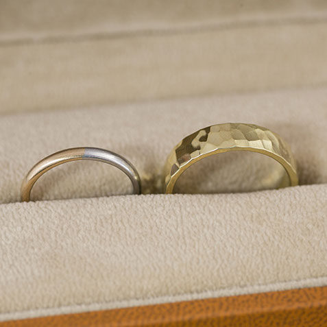 プラチナ950の結婚指輪 メンズリングとレディースリングを正面から撮影した写真。