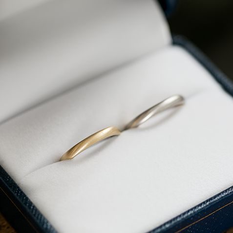プラチナ950とK18イエローゴールドエオ使用した結婚指輪 リングケースに納めた結婚指輪。斜めからのショットで見ると光の当たり方が変わってまた違う表情に見えます。